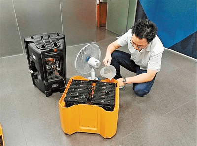 海能動力的鹽水電池可以帶動音箱和風(fēng)扇 