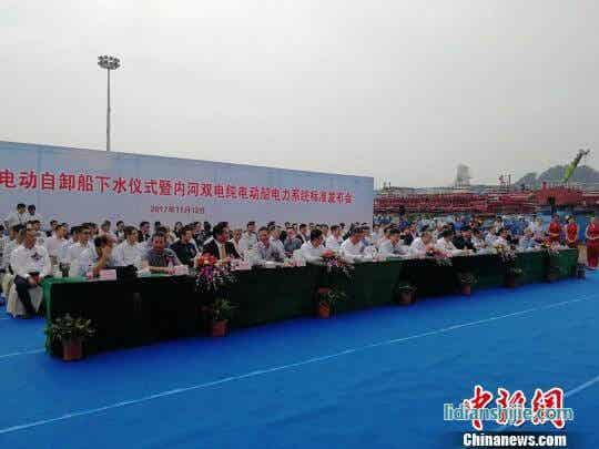 電動船下水儀式現(xiàn)場