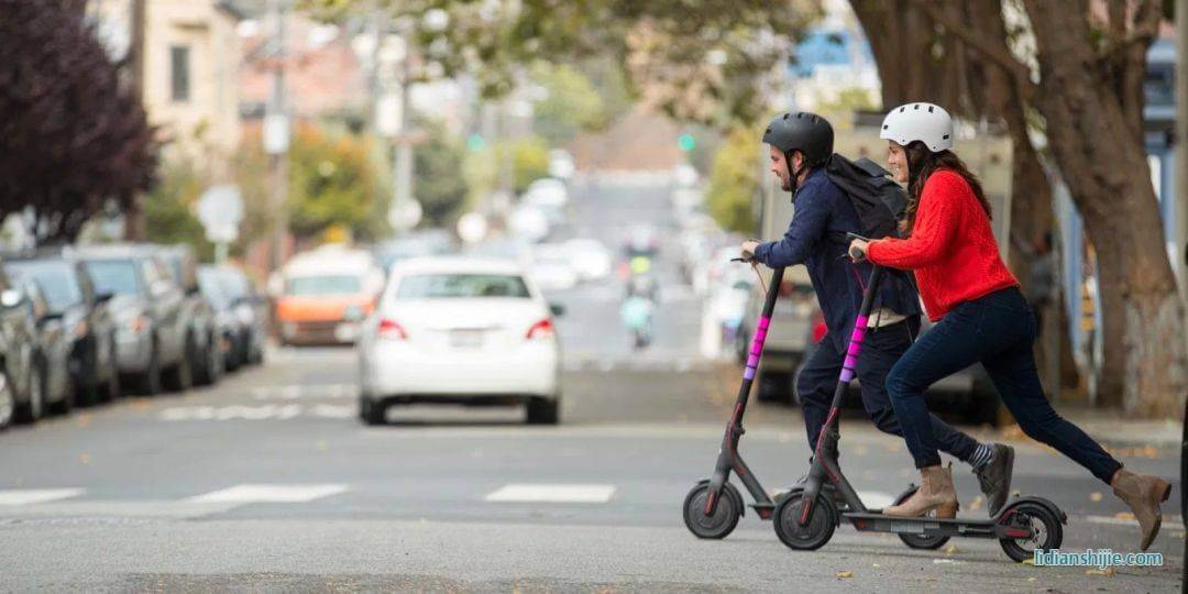 在國外，騎滑板車已經(jīng)成為一種時尚