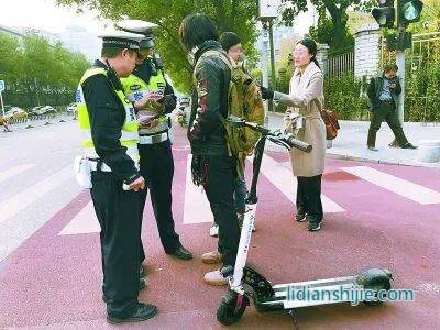 北京警方嚴查電動滑板車上路