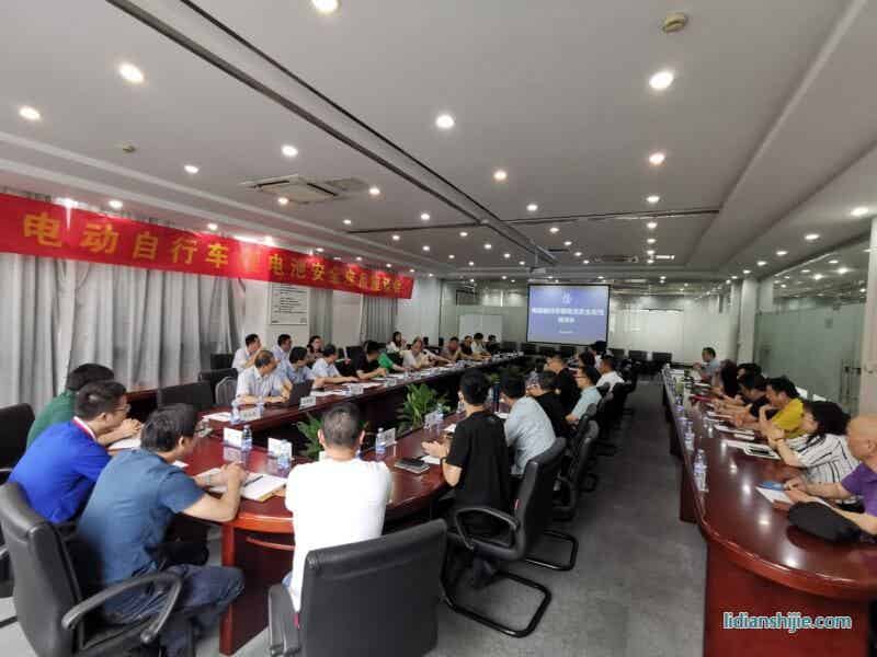 電動(dòng)自行車鋰電池安全應(yīng)用座談會(huì)在蘇州召開 電動(dòng)自行車鋰電池安全應(yīng)用座談會(huì)在蘇州召開