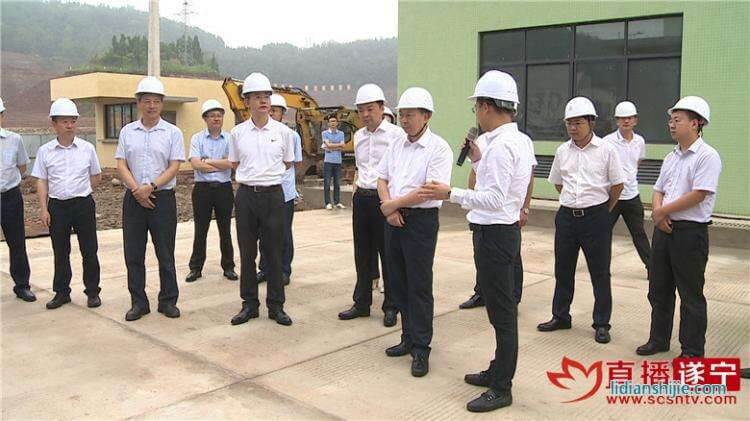 鄧正權(quán)一行深入射洪縣鋰電產(chǎn)業(yè)園調(diào)研，實地查看了部分入園項目以及園區(qū)基礎(chǔ)設(shè)施建設(shè)情況