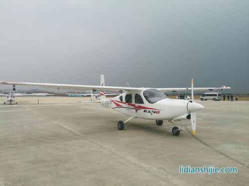 我國(guó)自主研制新能源四座電動(dòng)飛機(jī)沈陽首飛