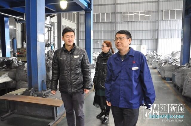 湖州創(chuàng)亞動(dòng)力電池有限公司車間內(nèi)一派忙碌景象