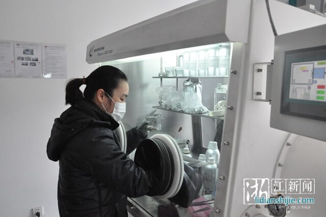 工作人員在無(wú)水無(wú)氧狀態(tài)下測(cè)試電池性能