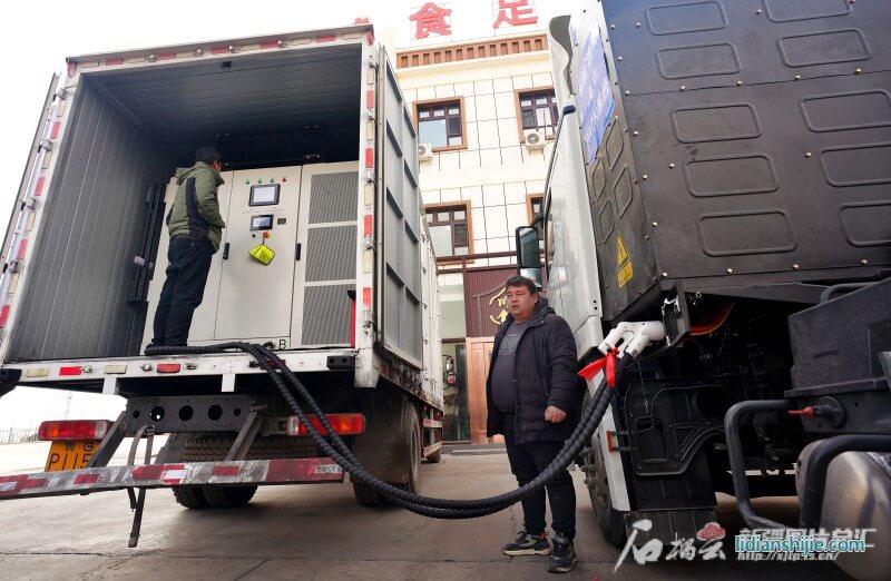 新疆萬驛通新能源有限公司采購(gòu)的新疆首臺(tái)3C儲(chǔ)充移動(dòng)站為自己購(gòu)買的電動(dòng)重卡充電