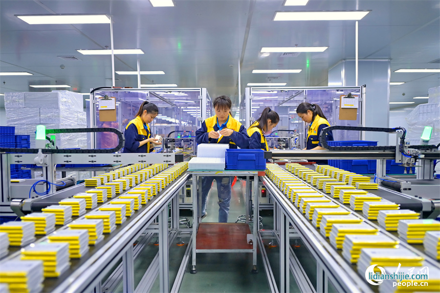 江西省吉安市永新縣工業(yè)開發(fā)區(qū)一車間內(nèi)，工人在自動(dòng)化產(chǎn)線上加工出口的鋰電池產(chǎn)品