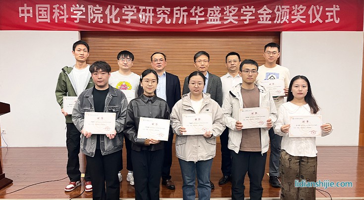 一等獎(jiǎng)合影.jpg