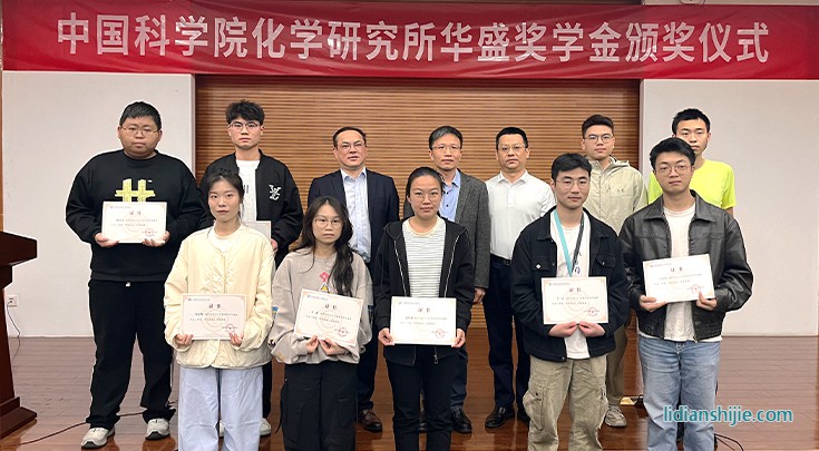 三等獎(jiǎng)合影.jpg